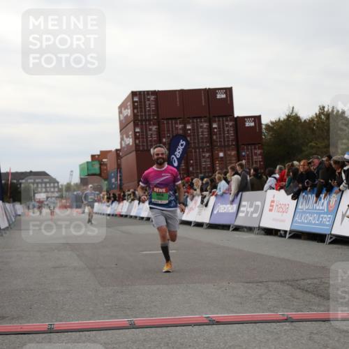 03.10.2025 - Köhlbrandbrückenlauf Yannick Fuchs http://msf.ph/oto/8984213 03.10.2025 15:55:15 Ziel 7053, 7100, 7197 meine-sportfotos.de