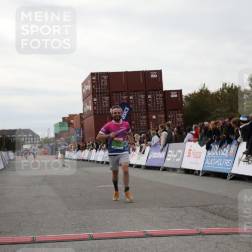 03.10.2025 - Köhlbrandbrückenlauf Yannick Fuchs http://msf.ph/oto/8984215 03.10.2025 15:55:15 Ziel 7053, 7100, 7197 meine-sportfotos.de