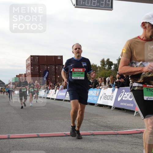 03.10.2025 - Köhlbrandbrückenlauf Yannick Fuchs http://msf.ph/oto/8984216 03.10.2025 16:08:32 Ziel 7339, 7360, 7423, 7594, 7616, 7708, 7851, 8279, 8778, 9110 meine-sportfotos.de