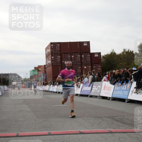03.10.2025 - Köhlbrandbrückenlauf Yannick Fuchs http://msf.ph/oto/8984217 03.10.2025 15:55:15 Ziel 7053, 7100, 7197 meine-sportfotos.de