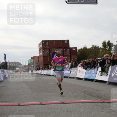 03.10.2025 - Köhlbrandbrückenlauf Yannick Fuchs http://msf.ph/oto/8984218 03.10.2025 15:55:15 Ziel 7053, 7100, 7197 meine-sportfotos.de