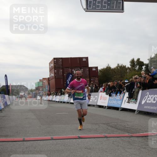 03.10.2025 - Köhlbrandbrückenlauf Yannick Fuchs http://msf.ph/oto/8984220 03.10.2025 15:55:16 Ziel 7053, 7100, 7197 meine-sportfotos.de
