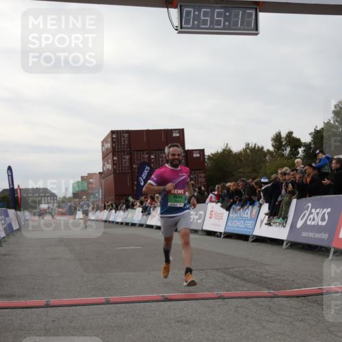 03.10.2025 - Köhlbrandbrückenlauf Yannick Fuchs http://msf.ph/oto/8984222 03.10.2025 15:55:16 Ziel 7053, 7100, 7197 meine-sportfotos.de