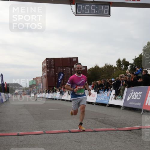 03.10.2025 - Köhlbrandbrückenlauf Yannick Fuchs http://msf.ph/oto/8984224 03.10.2025 15:55:16 Ziel 7053, 7100, 7197 meine-sportfotos.de