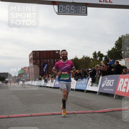 03.10.2025 - Köhlbrandbrückenlauf Yannick Fuchs http://msf.ph/oto/8984226 03.10.2025 15:55:16 Ziel 7053, 7100, 7197 meine-sportfotos.de