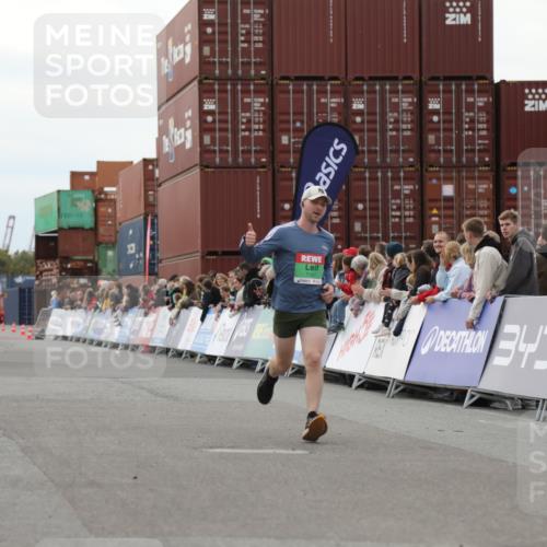 03.10.2025 - Köhlbrandbrückenlauf Yannick Fuchs http://msf.ph/oto/8984235 03.10.2025 15:55:19 Ziel 7053, 7197, 8993 meine-sportfotos.de