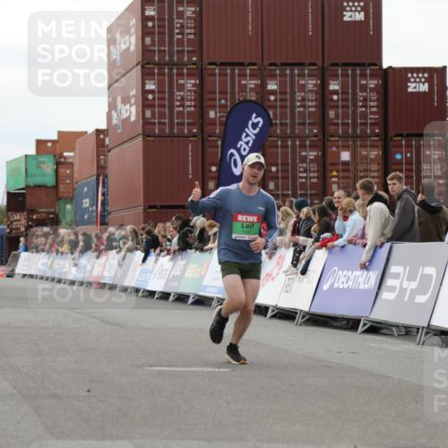 03.10.2025 - Köhlbrandbrückenlauf Yannick Fuchs http://msf.ph/oto/8984238 03.10.2025 15:55:19 Ziel 7053, 7197, 8993 meine-sportfotos.de