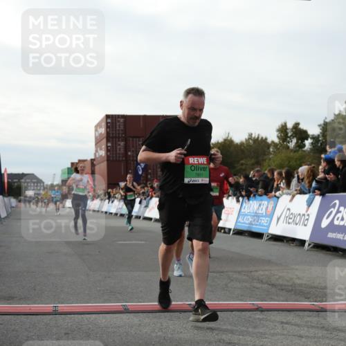 03.10.2025 - Köhlbrandbrückenlauf Yannick Fuchs http://msf.ph/oto/8984240 03.10.2025 16:08:34 Ziel 7283, 7339, 7360, 7423, 7594, 7616, 7708, 7851, 8279, 8778 meine-sportfotos.de