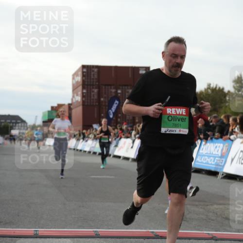 03.10.2025 - Köhlbrandbrückenlauf Yannick Fuchs http://msf.ph/oto/8984242 03.10.2025 16:08:34 Ziel 7283, 7339, 7360, 7423, 7594, 7616, 7708, 7851, 8279, 8778 meine-sportfotos.de