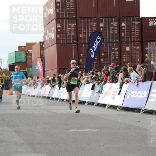 03.10.2025 - Köhlbrandbrückenlauf Yannick Fuchs http://msf.ph/oto/8984258 03.10.2025 16:08:37 Ziel 7283, 7339, 7360, 7616, 7708, 7851, 8279, 8778 meine-sportfotos.de