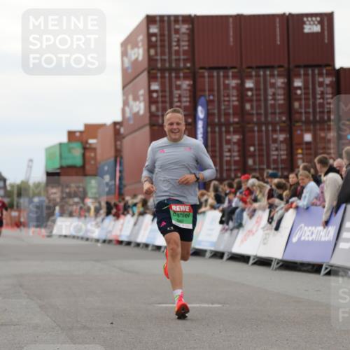 03.10.2025 - Köhlbrandbrückenlauf Yannick Fuchs http://msf.ph/oto/8984268 03.10.2025 15:55:25 Ziel 7197, 8993 meine-sportfotos.de