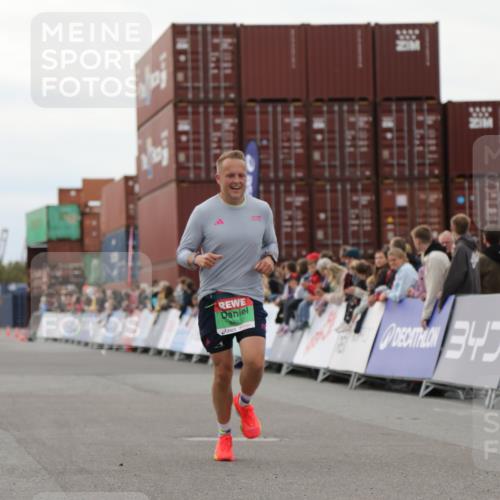 03.10.2025 - Köhlbrandbrückenlauf Yannick Fuchs http://msf.ph/oto/8984269 03.10.2025 15:55:25 Ziel 7197, 8993 meine-sportfotos.de