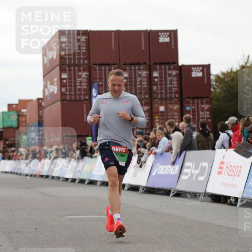 03.10.2025 - Köhlbrandbrückenlauf Yannick Fuchs http://msf.ph/oto/8984271 03.10.2025 15:55:25 Ziel 7197, 8993 meine-sportfotos.de