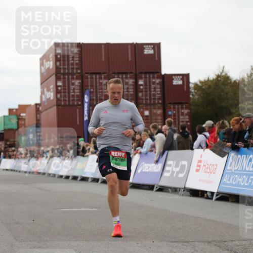 03.10.2025 - Köhlbrandbrückenlauf Yannick Fuchs http://msf.ph/oto/8984274 03.10.2025 15:55:26 Ziel 7030, 8993 meine-sportfotos.de