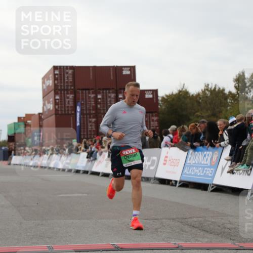 03.10.2025 - Köhlbrandbrückenlauf Yannick Fuchs http://msf.ph/oto/8984276 03.10.2025 15:55:26 Ziel 7030, 8993 meine-sportfotos.de