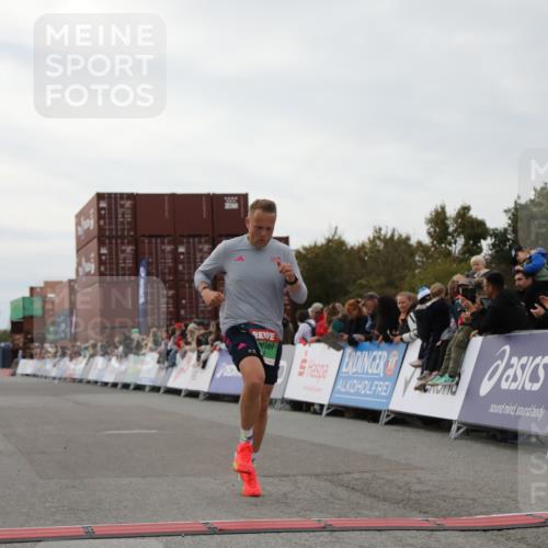 03.10.2025 - Köhlbrandbrückenlauf Yannick Fuchs http://msf.ph/oto/8984277 03.10.2025 15:55:26 Ziel 7030, 8993 meine-sportfotos.de