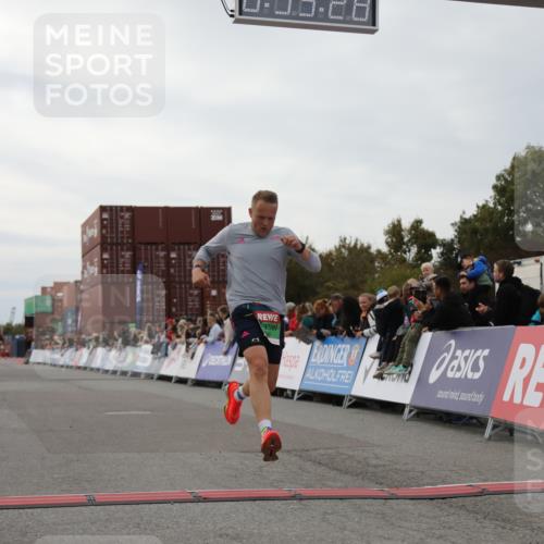 03.10.2025 - Köhlbrandbrückenlauf Yannick Fuchs http://msf.ph/oto/8984280 03.10.2025 15:55:26 Ziel 7030, 8993 meine-sportfotos.de
