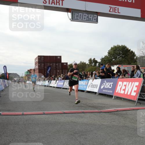03.10.2025 - Köhlbrandbrückenlauf Yannick Fuchs http://msf.ph/oto/8984281 03.10.2025 16:08:40 Ziel 7283, 7339, 7360, 7616, 8846 meine-sportfotos.de