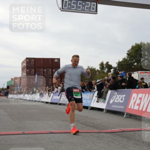 03.10.2025 - Köhlbrandbrückenlauf Yannick Fuchs http://msf.ph/oto/8984282 03.10.2025 15:55:26 Ziel 7030, 8993 meine-sportfotos.de