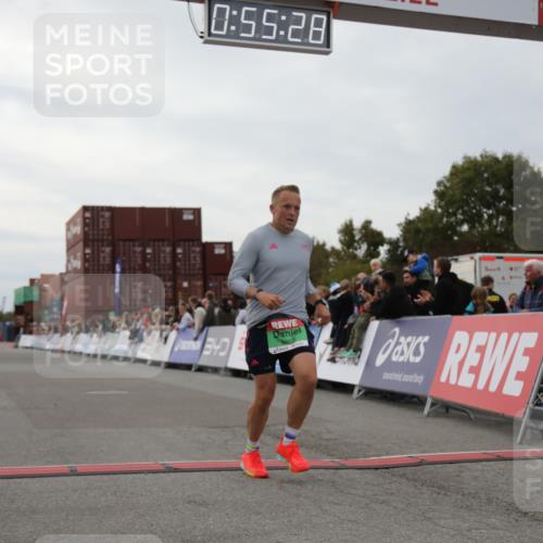 03.10.2025 - Köhlbrandbrückenlauf Yannick Fuchs http://msf.ph/oto/8984283 03.10.2025 15:55:27 Ziel 7030, 8993 meine-sportfotos.de