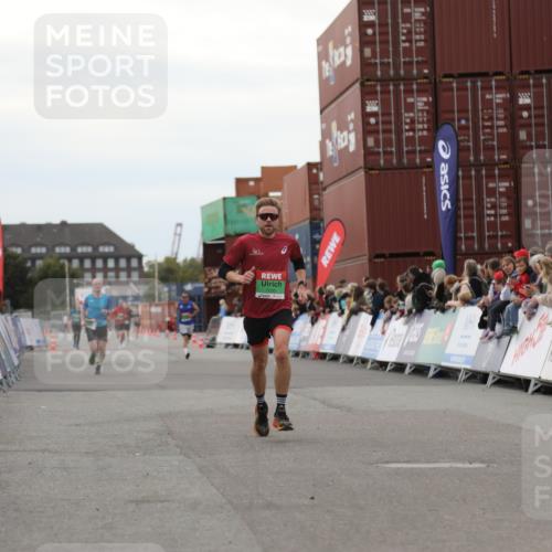 03.10.2025 - Köhlbrandbrückenlauf Yannick Fuchs http://msf.ph/oto/8984288 03.10.2025 15:55:32 Ziel 7030, 7067, 7575 meine-sportfotos.de