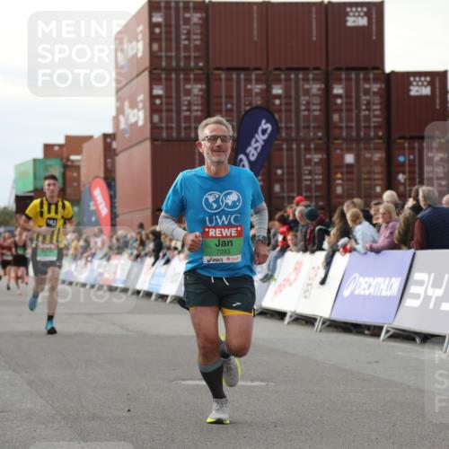 03.10.2025 - Köhlbrandbrückenlauf Yannick Fuchs http://msf.ph/oto/8984292 03.10.2025 16:08:42 Ziel 7283, 7339, 8846 meine-sportfotos.de