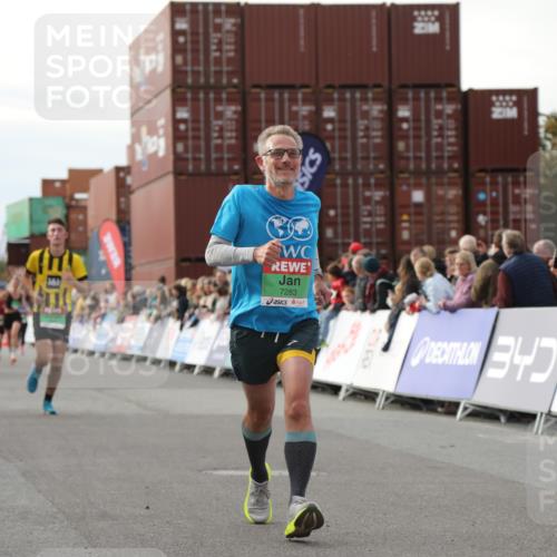 03.10.2025 - Köhlbrandbrückenlauf Yannick Fuchs http://msf.ph/oto/8984294 03.10.2025 16:08:42 Ziel 7283, 7339, 8846 meine-sportfotos.de