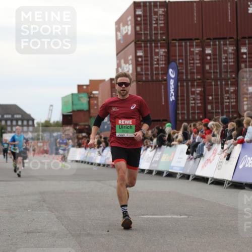 03.10.2025 - Köhlbrandbrückenlauf Yannick Fuchs http://msf.ph/oto/8984298 03.10.2025 15:55:33 Ziel 7030, 7067, 7575 meine-sportfotos.de