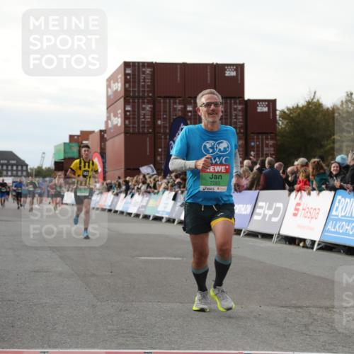 03.10.2025 - Köhlbrandbrückenlauf Yannick Fuchs http://msf.ph/oto/8984301 03.10.2025 16:08:42 Ziel 7283, 7339, 8846 meine-sportfotos.de