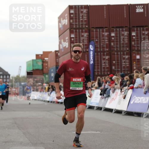03.10.2025 - Köhlbrandbrückenlauf Yannick Fuchs http://msf.ph/oto/8984302 03.10.2025 15:55:33 Ziel 7030, 7067, 7575 meine-sportfotos.de