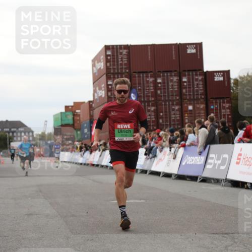 03.10.2025 - Köhlbrandbrückenlauf Yannick Fuchs http://msf.ph/oto/8984305 03.10.2025 15:55:33 Ziel 7030, 7067, 7575 meine-sportfotos.de