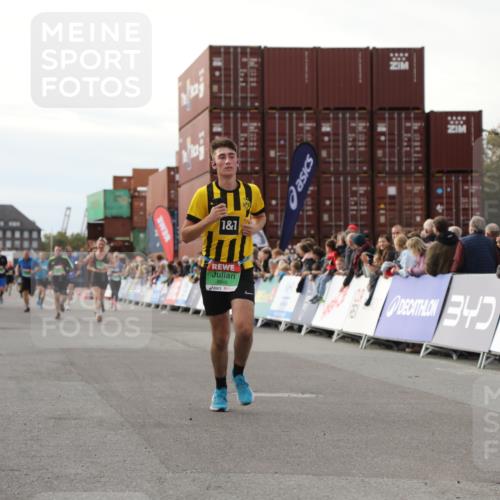 03.10.2025 - Köhlbrandbrückenlauf Yannick Fuchs http://msf.ph/oto/8984316 03.10.2025 16:08:44 Ziel 7191, 7283, 7339, 8118, 8846 meine-sportfotos.de