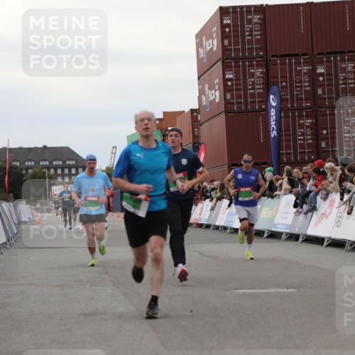 03.10.2025 - Köhlbrandbrückenlauf Yannick Fuchs http://msf.ph/oto/8984334 03.10.2025 15:55:39 Ziel 7067, 7286, 7575, 8594, 8942, 9743 meine-sportfotos.de