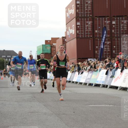 03.10.2025 - Köhlbrandbrückenlauf Yannick Fuchs http://msf.ph/oto/8984337 03.10.2025 16:08:49 Ziel 7057, 7141, 7191, 7333, 7336, 8118, 8846, 8931 meine-sportfotos.de