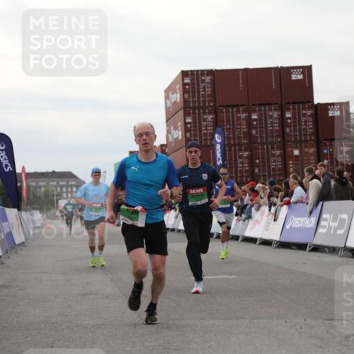 03.10.2025 - Köhlbrandbrückenlauf Yannick Fuchs http://msf.ph/oto/8984338 03.10.2025 15:55:40 Ziel 7043, 7067, 7286, 7575, 8594, 8942, 9743 meine-sportfotos.de