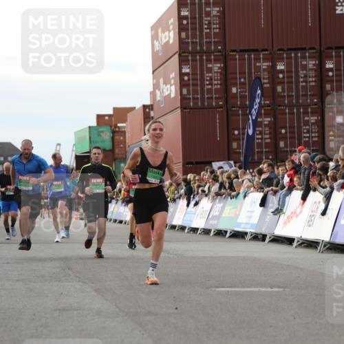 03.10.2025 - Köhlbrandbrückenlauf Yannick Fuchs http://msf.ph/oto/8984339 03.10.2025 16:08:49 Ziel 7057, 7141, 7191, 7333, 7336, 8118, 8846, 8931 meine-sportfotos.de