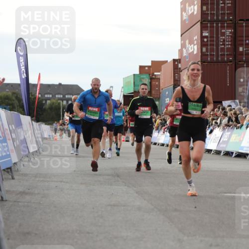 03.10.2025 - Köhlbrandbrückenlauf Yannick Fuchs http://msf.ph/oto/8984342 03.10.2025 16:08:50 Ziel 7057, 7141, 7191, 7333, 7336, 7585, 8118, 8846, 8931 meine-sportfotos.de