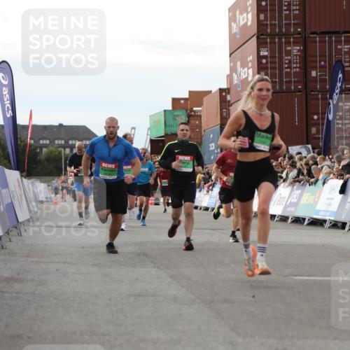 03.10.2025 - Köhlbrandbrückenlauf Yannick Fuchs http://msf.ph/oto/8984344 03.10.2025 16:08:50 Ziel 7057, 7141, 7191, 7333, 7336, 7585, 8118, 8846, 8931 meine-sportfotos.de