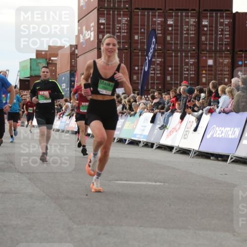 03.10.2025 - Köhlbrandbrückenlauf Yannick Fuchs http://msf.ph/oto/8984346 03.10.2025 16:08:50 Ziel 7057, 7141, 7191, 7333, 7336, 7585, 8118, 8846, 8931 meine-sportfotos.de