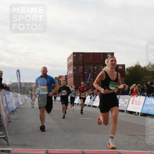 03.10.2025 - Köhlbrandbrückenlauf Yannick Fuchs http://msf.ph/oto/8984352 03.10.2025 16:08:52 Ziel 7057, 7141, 7191, 7333, 7336, 7585, 8118, 8931 meine-sportfotos.de
