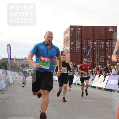 03.10.2025 - Köhlbrandbrückenlauf Yannick Fuchs http://msf.ph/oto/8984354 03.10.2025 16:08:52 Ziel 7057, 7141, 7191, 7333, 7336, 7585, 8118, 8931 meine-sportfotos.de