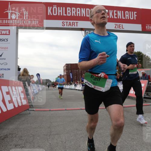 03.10.2025 - Köhlbrandbrückenlauf Yannick Fuchs http://msf.ph/oto/8984357 03.10.2025 15:55:41 Ziel 7043, 7067, 7286, 7575, 8594, 8942, 9743 meine-sportfotos.de