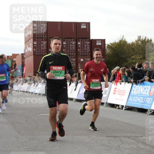 03.10.2025 - Köhlbrandbrückenlauf Yannick Fuchs http://msf.ph/oto/8984366 03.10.2025 16:08:54 Ziel 7057, 7141, 7191, 7333, 7336, 7585, 8118, 8725, 8931 meine-sportfotos.de