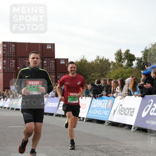 03.10.2025 - Köhlbrandbrückenlauf Yannick Fuchs http://msf.ph/oto/8984368 03.10.2025 16:08:54 Ziel 7057, 7141, 7191, 7333, 7336, 7585, 8118, 8725, 8931 meine-sportfotos.de