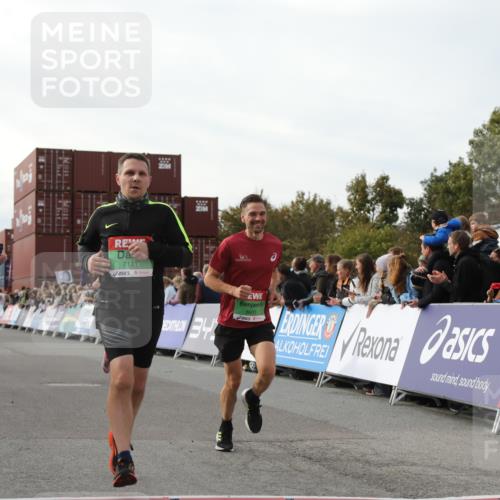 03.10.2025 - Köhlbrandbrückenlauf Yannick Fuchs http://msf.ph/oto/8984370 03.10.2025 16:08:54 Ziel 7057, 7141, 7191, 7333, 7336, 7585, 8118, 8725, 8931 meine-sportfotos.de