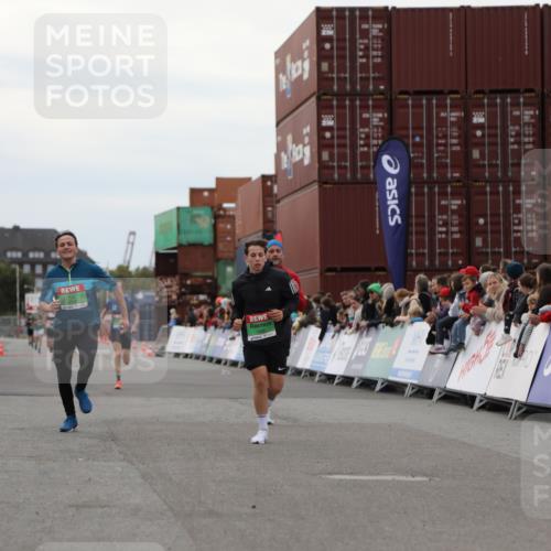 03.10.2025 - Köhlbrandbrückenlauf Yannick Fuchs http://msf.ph/oto/8984374 03.10.2025 15:55:45 Ziel 7043, 7286, 7968, 8594, 8942, 9743 meine-sportfotos.de