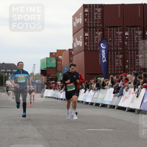 03.10.2025 - Köhlbrandbrückenlauf Yannick Fuchs http://msf.ph/oto/8984376 03.10.2025 15:55:45 Ziel 7043, 7286, 7968, 8594, 8942, 9743 meine-sportfotos.de