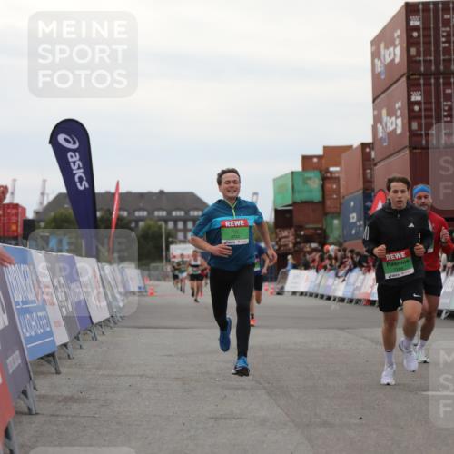 03.10.2025 - Köhlbrandbrückenlauf Yannick Fuchs http://msf.ph/oto/8984378 03.10.2025 15:55:46 Ziel 7043, 7286, 7968, 8594, 8942, 9743 meine-sportfotos.de