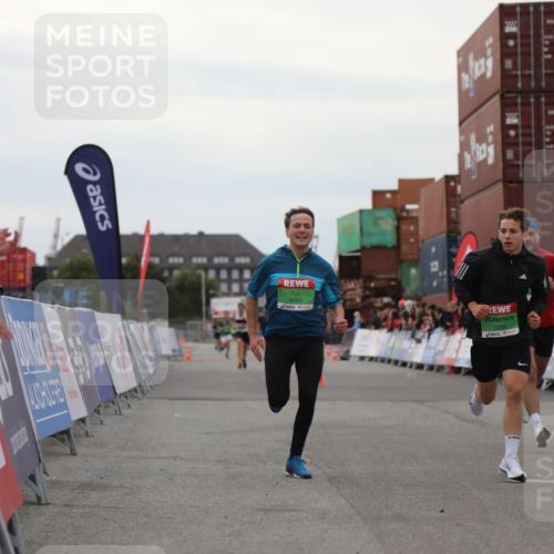 03.10.2025 - Köhlbrandbrückenlauf Yannick Fuchs http://msf.ph/oto/8984379 03.10.2025 15:55:46 Ziel 7043, 7286, 7968, 8594, 8942, 9743 meine-sportfotos.de