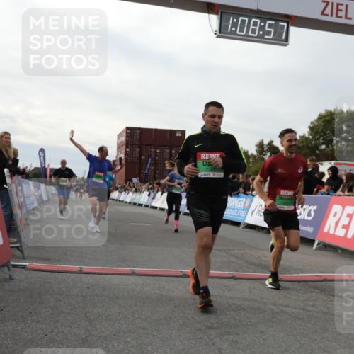 03.10.2025 - Köhlbrandbrückenlauf Yannick Fuchs http://msf.ph/oto/8984380 03.10.2025 16:08:55 Ziel 7057, 7141, 7191, 7333, 7336, 7585, 8118, 8725, 8931 meine-sportfotos.de
